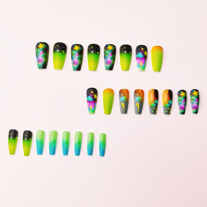 Kreative Kunstnägel mit Neon Galaxy-Motiv Karnz