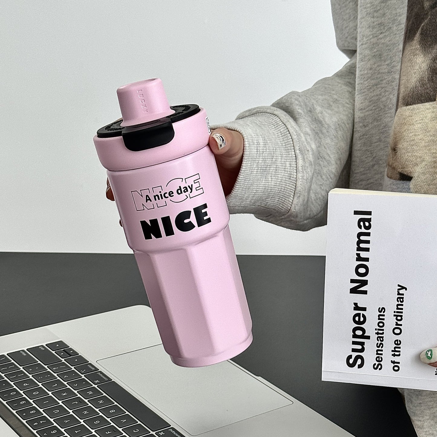 Damen stylische Kaffeetasse mit auslaufsicherem Deckel Karnz