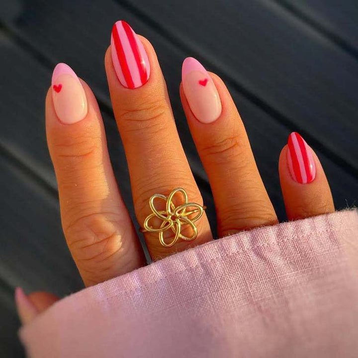 Kreative gestreifte Nagelkunst