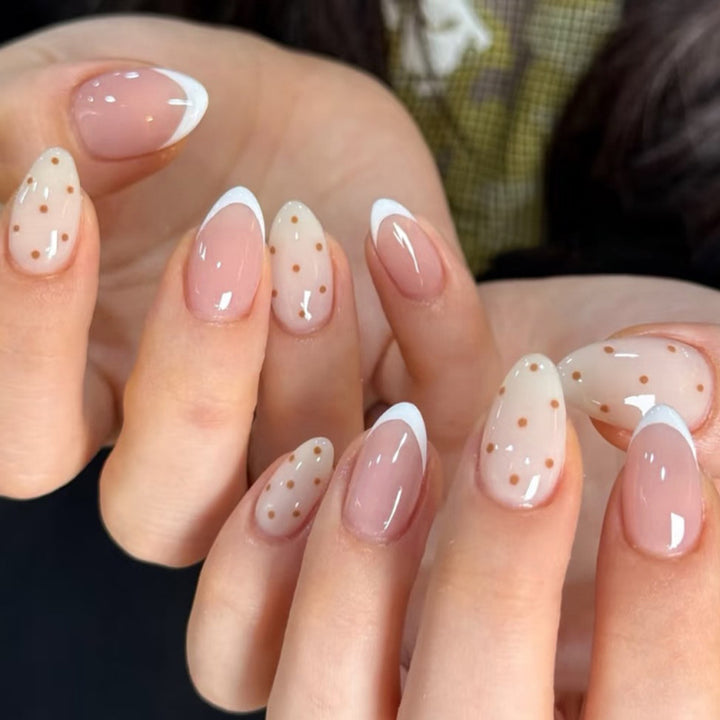 Elegante Nägelkunst mit modernen Punkten und French-Tips Karnz