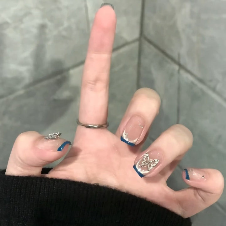 Kunstnägel mit Trendigen Französischen Spitzen und Dekorativen Glitzerakzenten Karnz