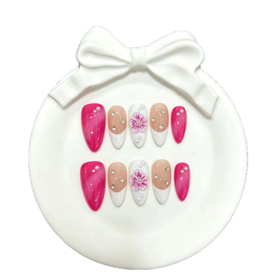 Glamouröser Press-On-Nagelset mit floralen und Juwelenakzenten