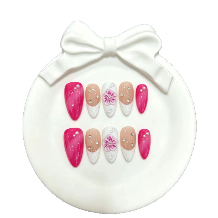 Glamouröser Press-On-Nagelset mit floralen und Juwelenakzenten