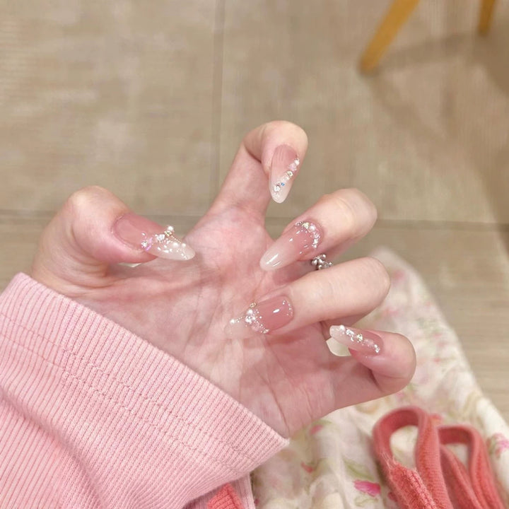 Elegante mit Strass akzentuierte Press-On Nagelkunst