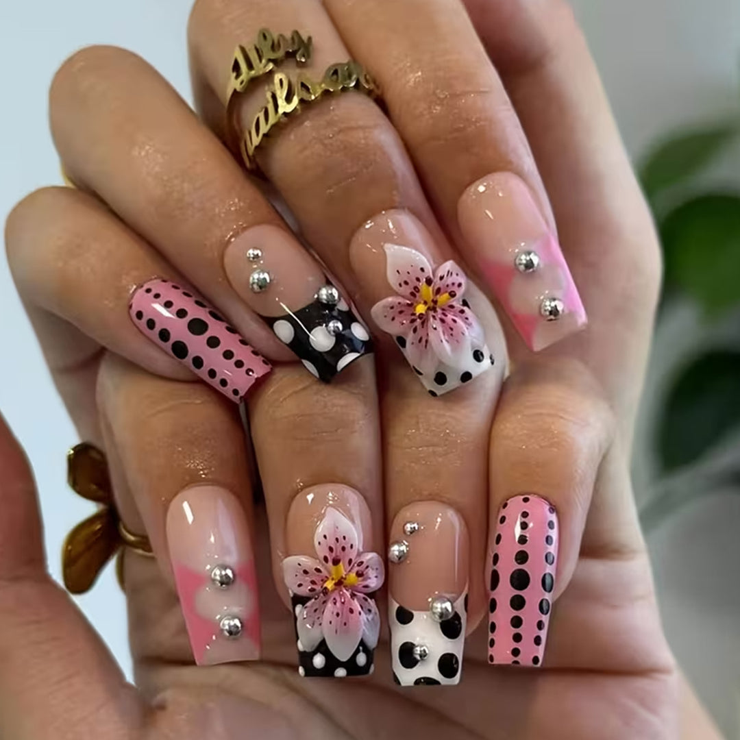 Künstlerische florale Nagelkunst Karnz