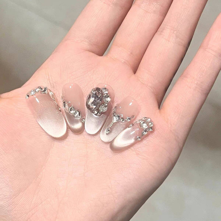 Künstlerische Stiletto Press-On Nagelkunst mit schimmernden Akzenten Karnz