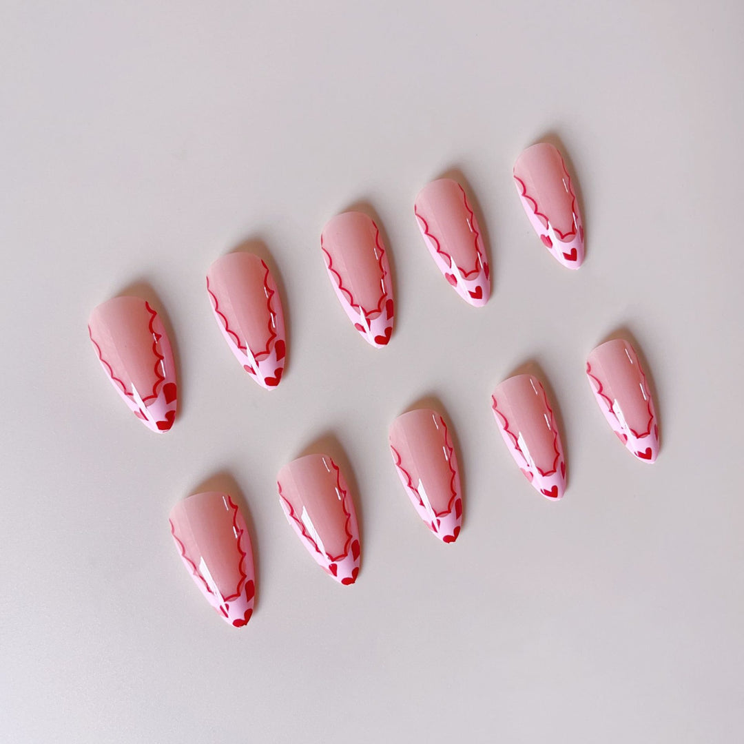 Kunstnagelset mit eleganten Herzspitzen und kreativen Akzenten Karnz