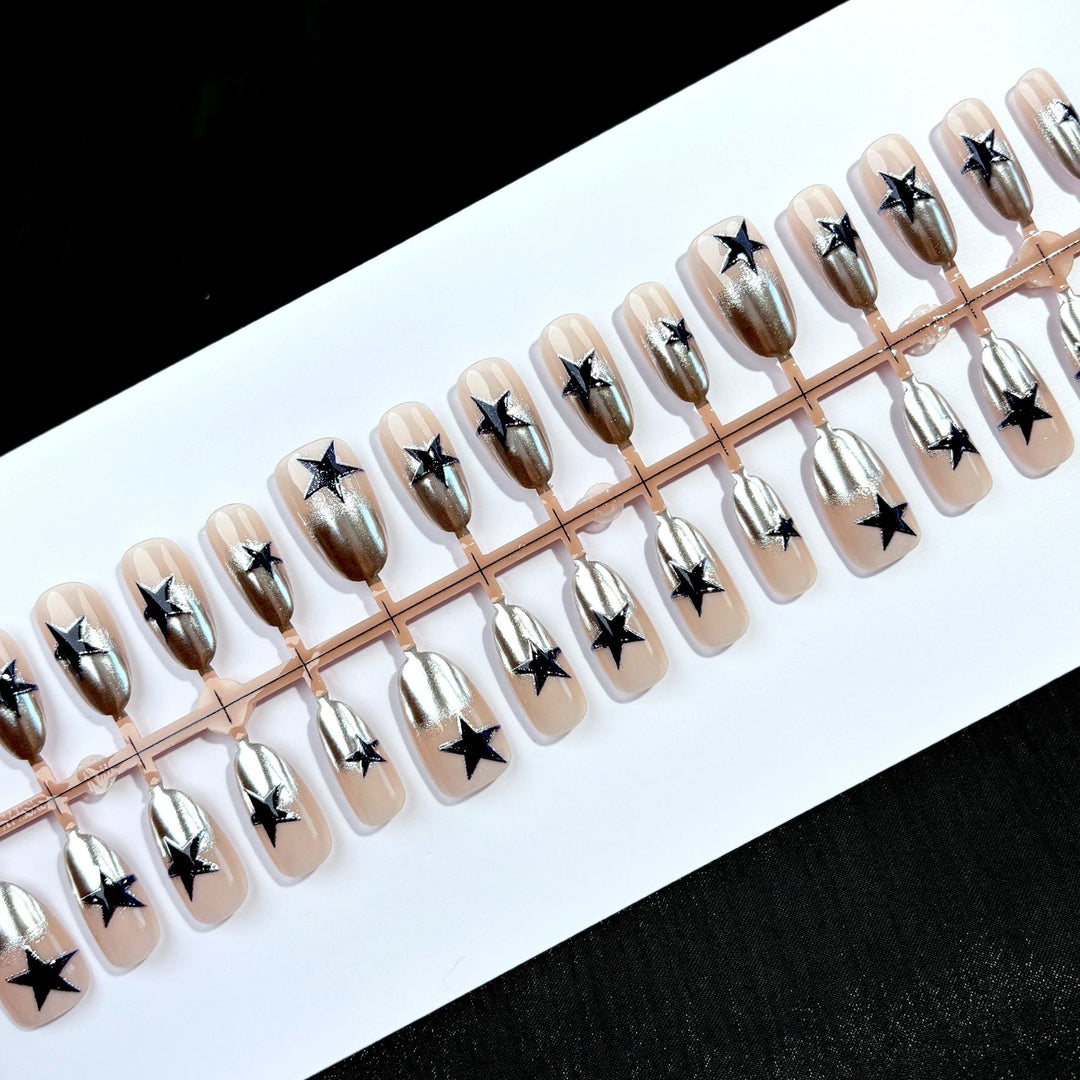Elegante Sternmuster Press-On Nagelkunst