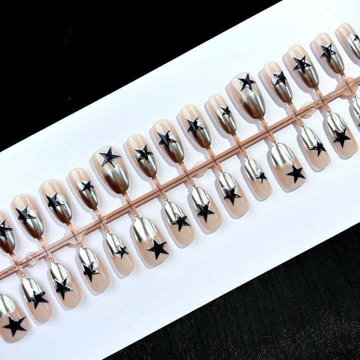 Elegante Sternmuster Press-On Nagelkunst