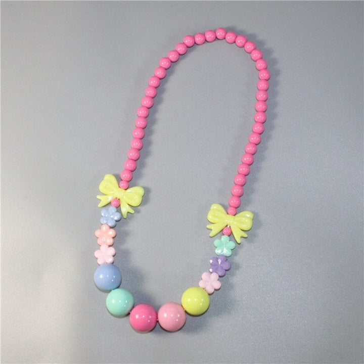 Bunte Perlenkette mit Floralen Elementen Karnz