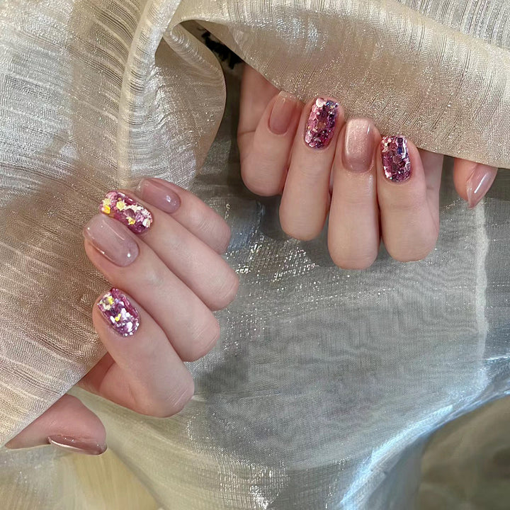 Künstliche Nagelkunst mit Glitzer und Glamour Effekten Karnz