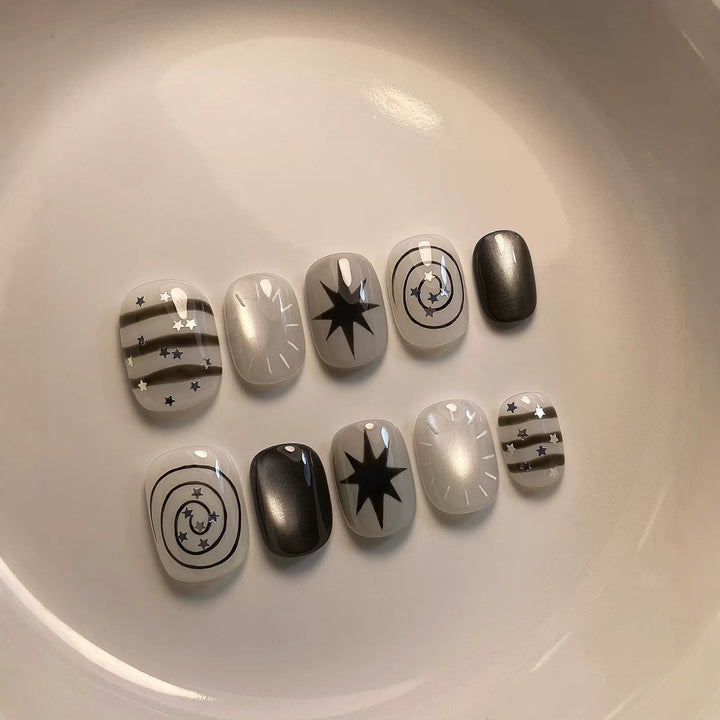 Künstlerisches Press-On-Nagelkunst-Set mit himmlischen Designs