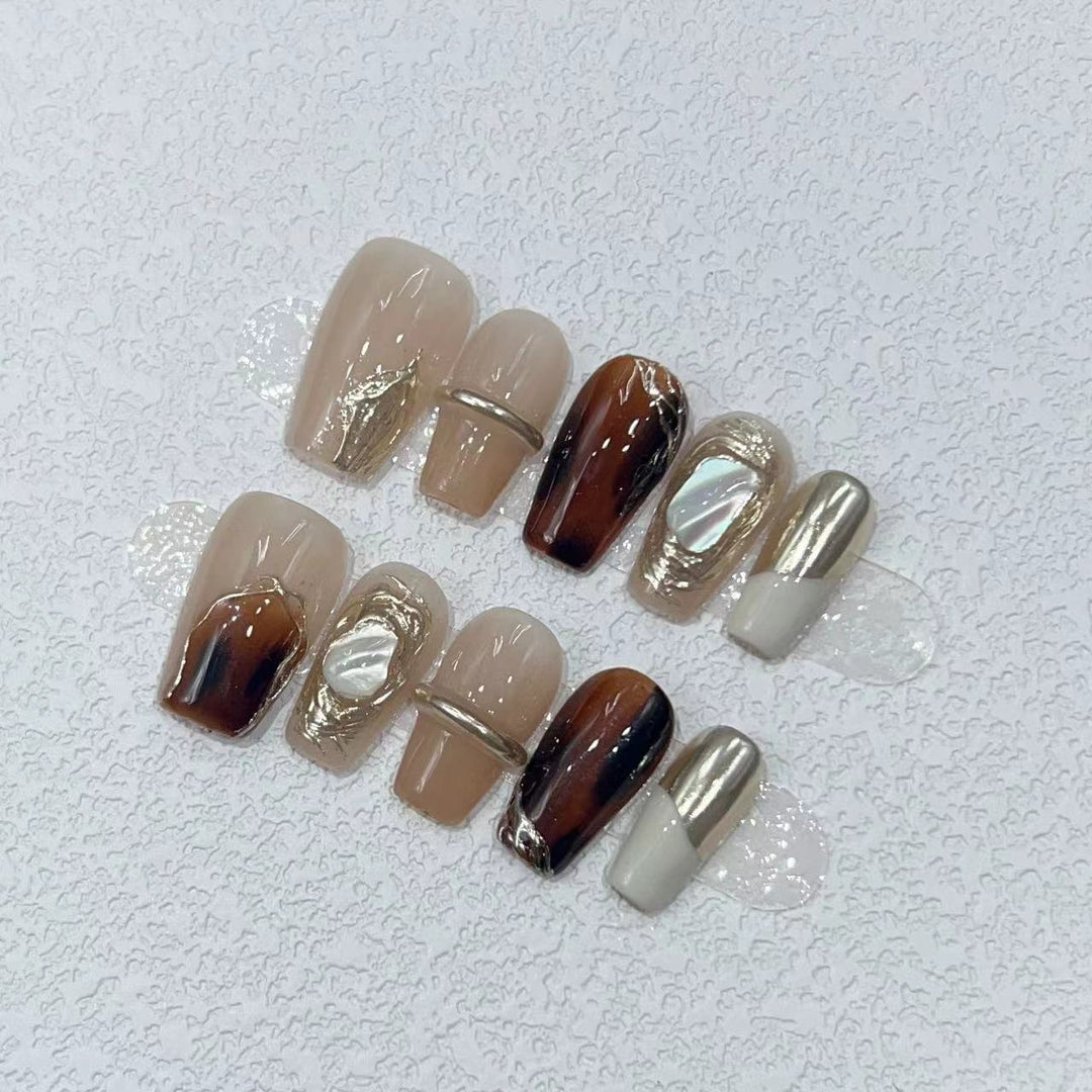 Elegantes Nagelkunstset mit einzigartigen Marmor- und Metallicelementen Karnz