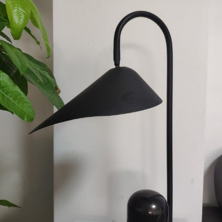 Moderne konische Tischlampe