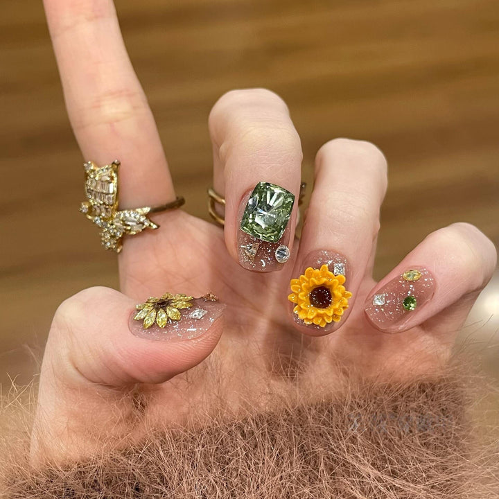 Kunstnägel mit Funkelnden Applikationen und Floralen Designs Karnz