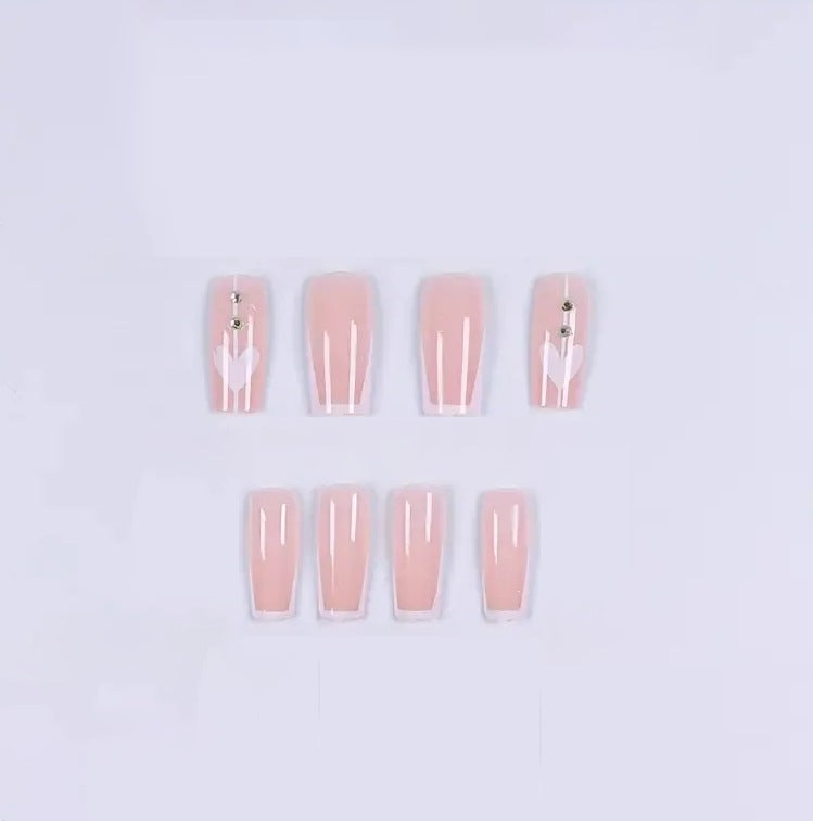 Elegante Herzdesign Nagelverstärkungen Karnz