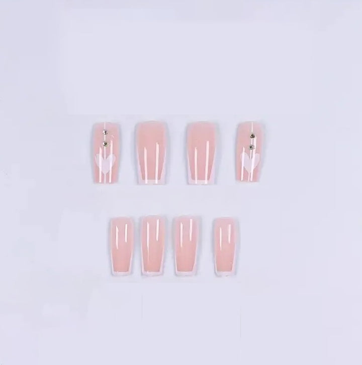 Elegante Herzdesign Nagelverstärkungen Karnz