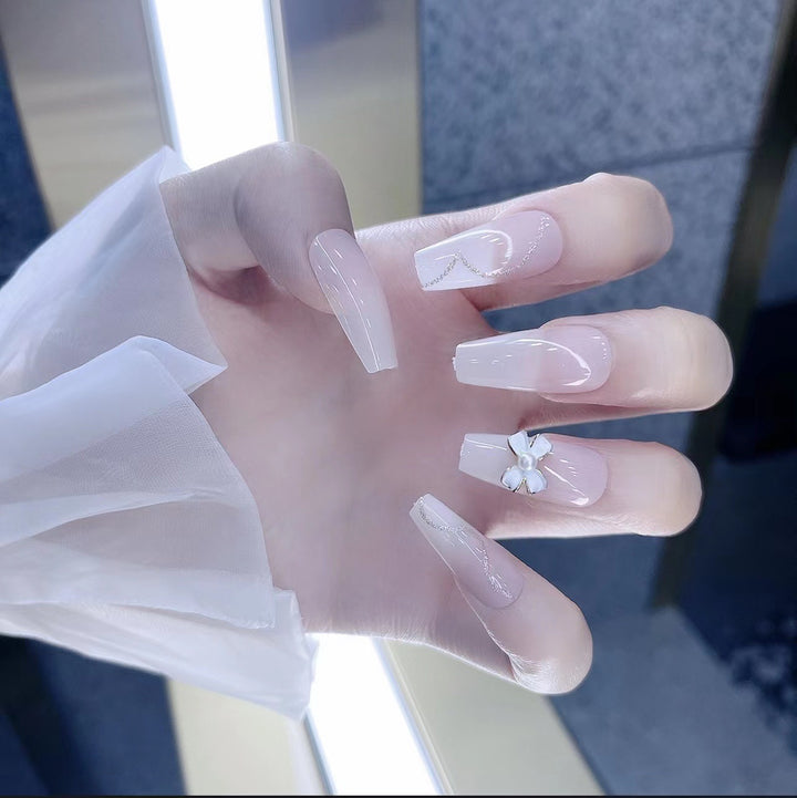 Künstlerisches Press-On Nageldesign Karnz