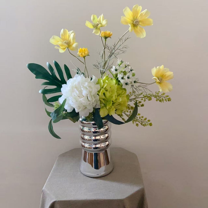 Elegante künstliche Blumenarrangement