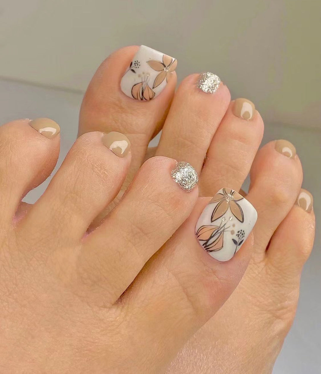 Kunstvolle Fußnagelgestaltung mit Göttlichem Schmetterlingsdesign Karnz