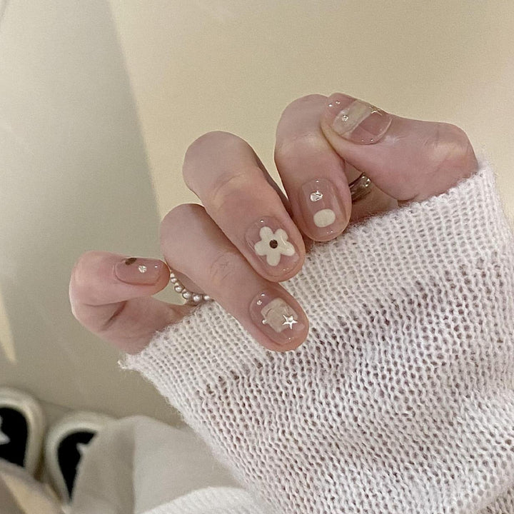 Kunstnägel mit Eleganten Floralen Motiven Karnz