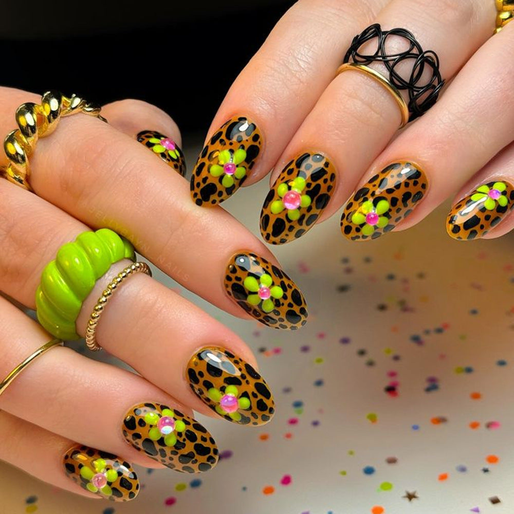 Künstliche Nagelverzierung Im Einzigartigen Leopardenmuster Karnz