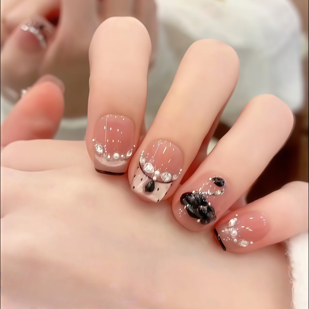 Elegante Kunstnägel mit Blumendekor und Glitzer Karnz