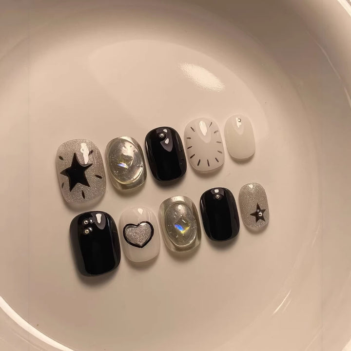 Künstlerisches Press-On Nagelkunst Set mit glamourösen Stern- und Herzdesigns