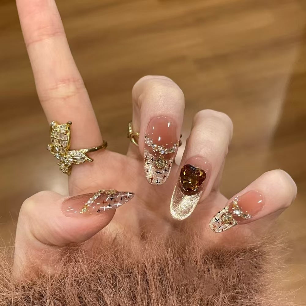 Dekoratives Press-On Nail Set mit Edelsteinakzenten Karnz
