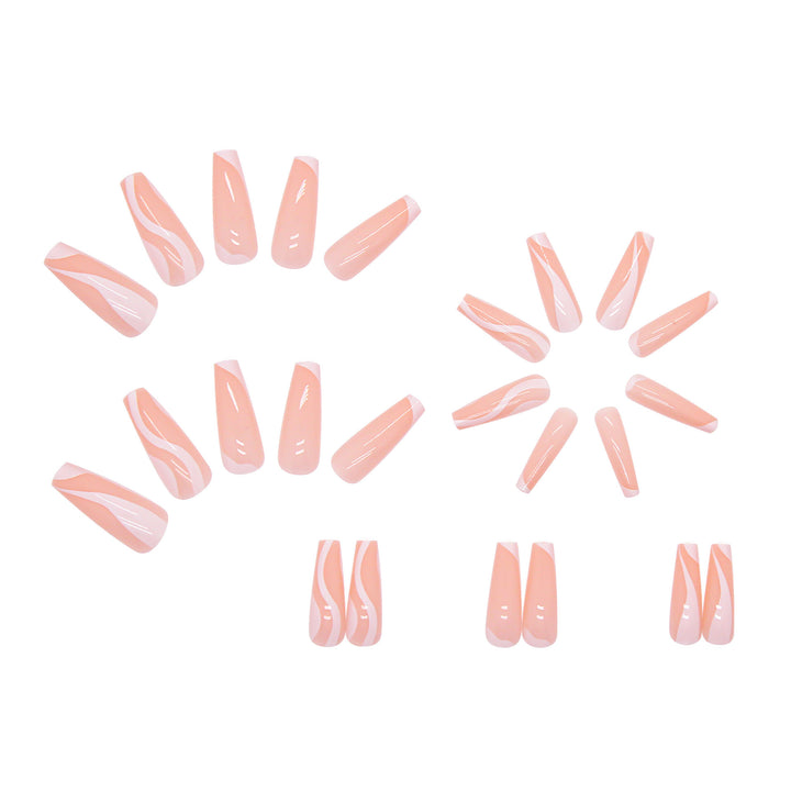 Kunstnagelset mit stylishen Wellenlinien Karnz