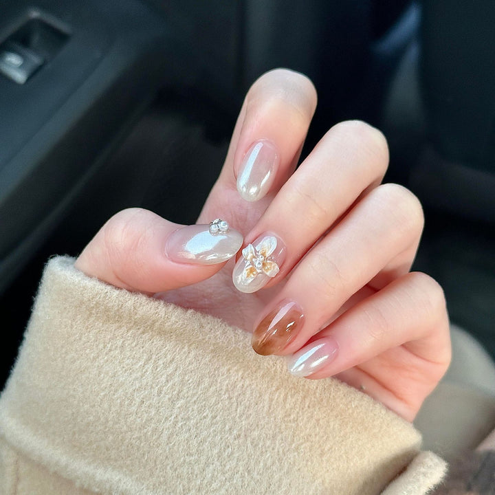 Kunstnägel mit Floralen Details und Glitzer Karnz