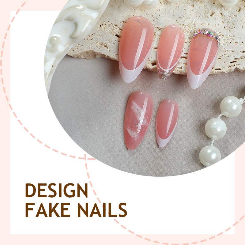 Elegantes Kunstnagelset mit zarten Akzenten Karnz