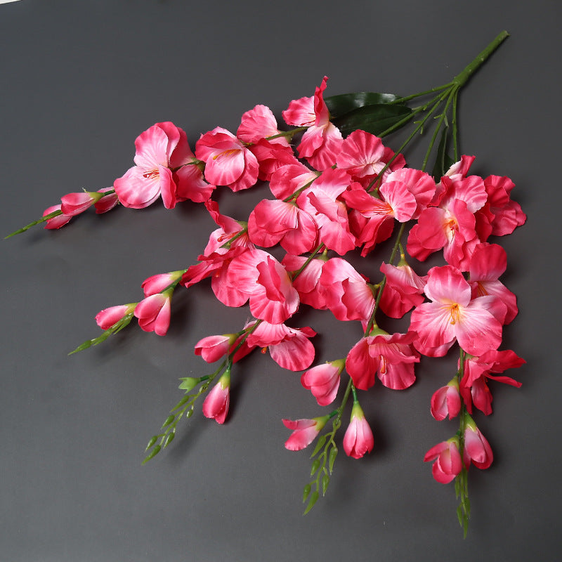 Lebensechte dekorative Blumenstrauß
