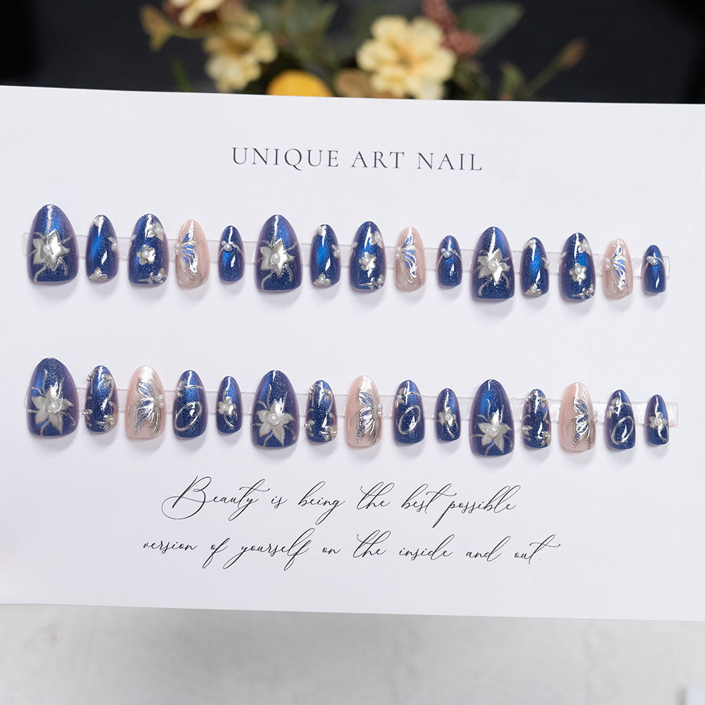 Künstlerisches 3D-Blumen-Nageldesign