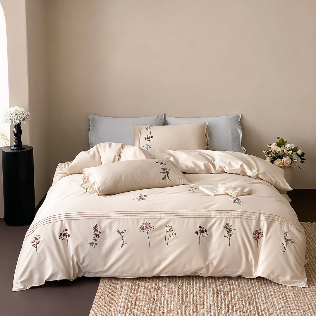 Elegante Bettwäsche-Garnitur mit feiner Blumenstickerei, Volantkissen und Wendefunktion
