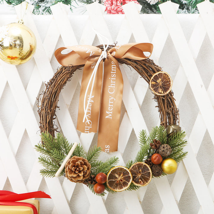Festlicher Weihnachtskranz mit Tannenzapfen und Beeren Karnz