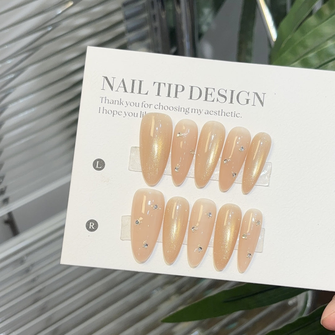 Elegante Kunstnägel mit Glitzerakzenten Karnz