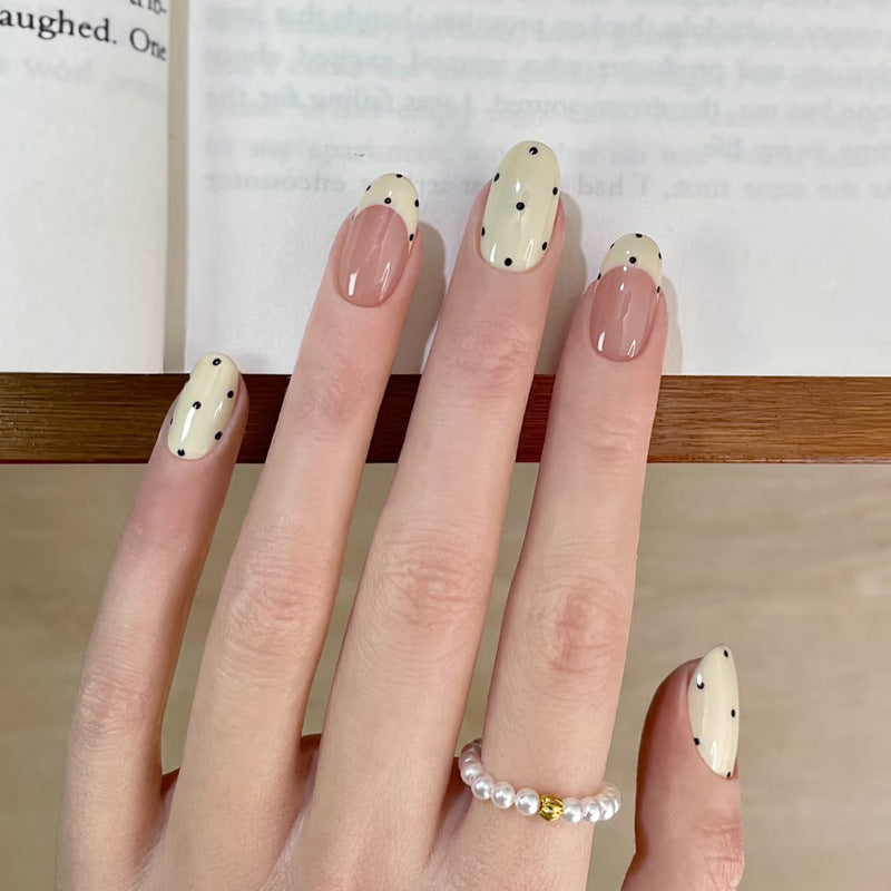 Künstlerische French Tip Press-On Nägel mit Punktdesign Karnz