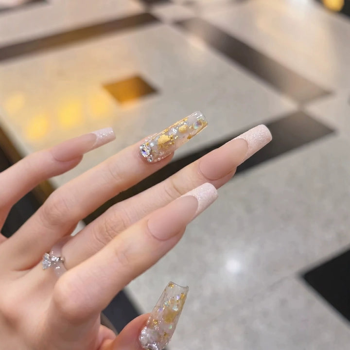 Luxuriöses dekoratives Press-On-Nagelset mit künstlerischen Elementen Karnz
