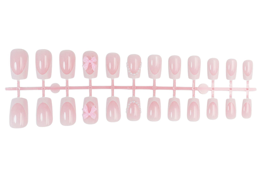 Kunstnagelset mit romantischen Schleifen und eleganten Akzenten Karnz