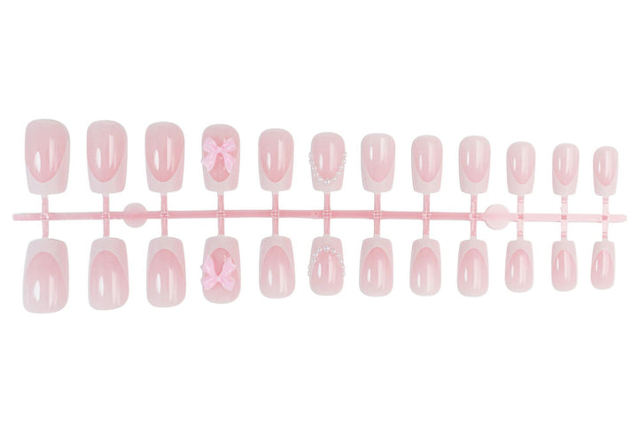 Kunstnagelset mit romantischen Schleifen und eleganten Akzenten Karnz