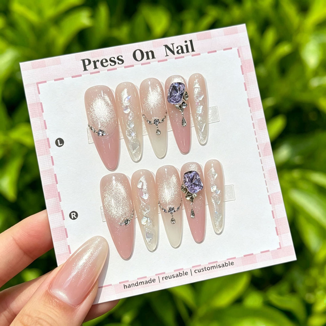 Wiederverwendbares Press-On Nagelkunstset mit floralen Akzenten