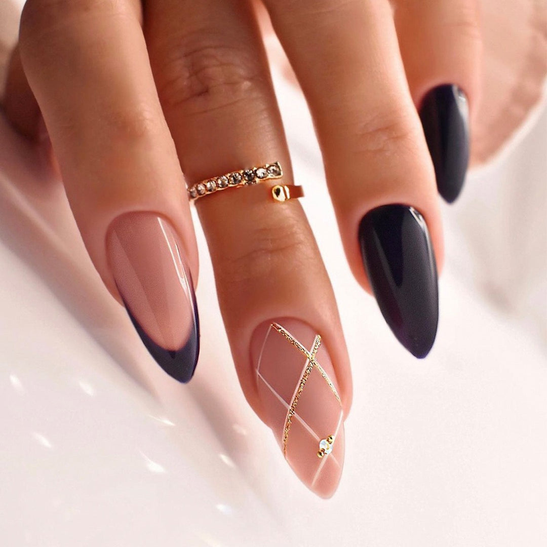 Kreatives Kunstnagelset mit Leopardenmuster und Glitzerakzenten Karnz