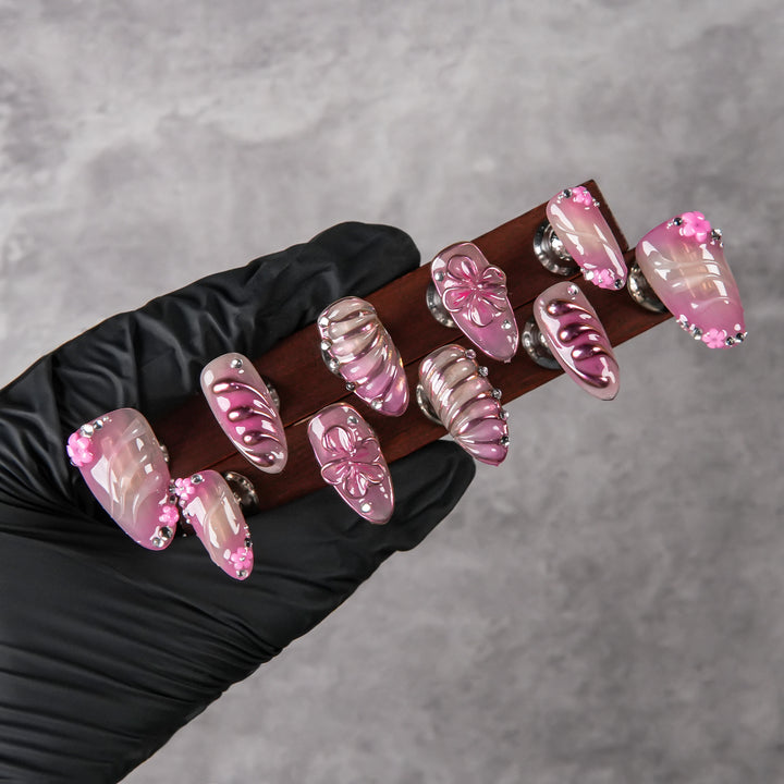Künstlerisches Press-On Nagelset mit Schmuckakzenten