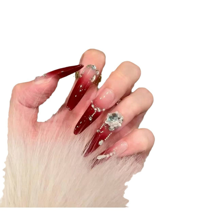 Glamouröse, kristallverzierte Stiletto-Nagelverlängerungen