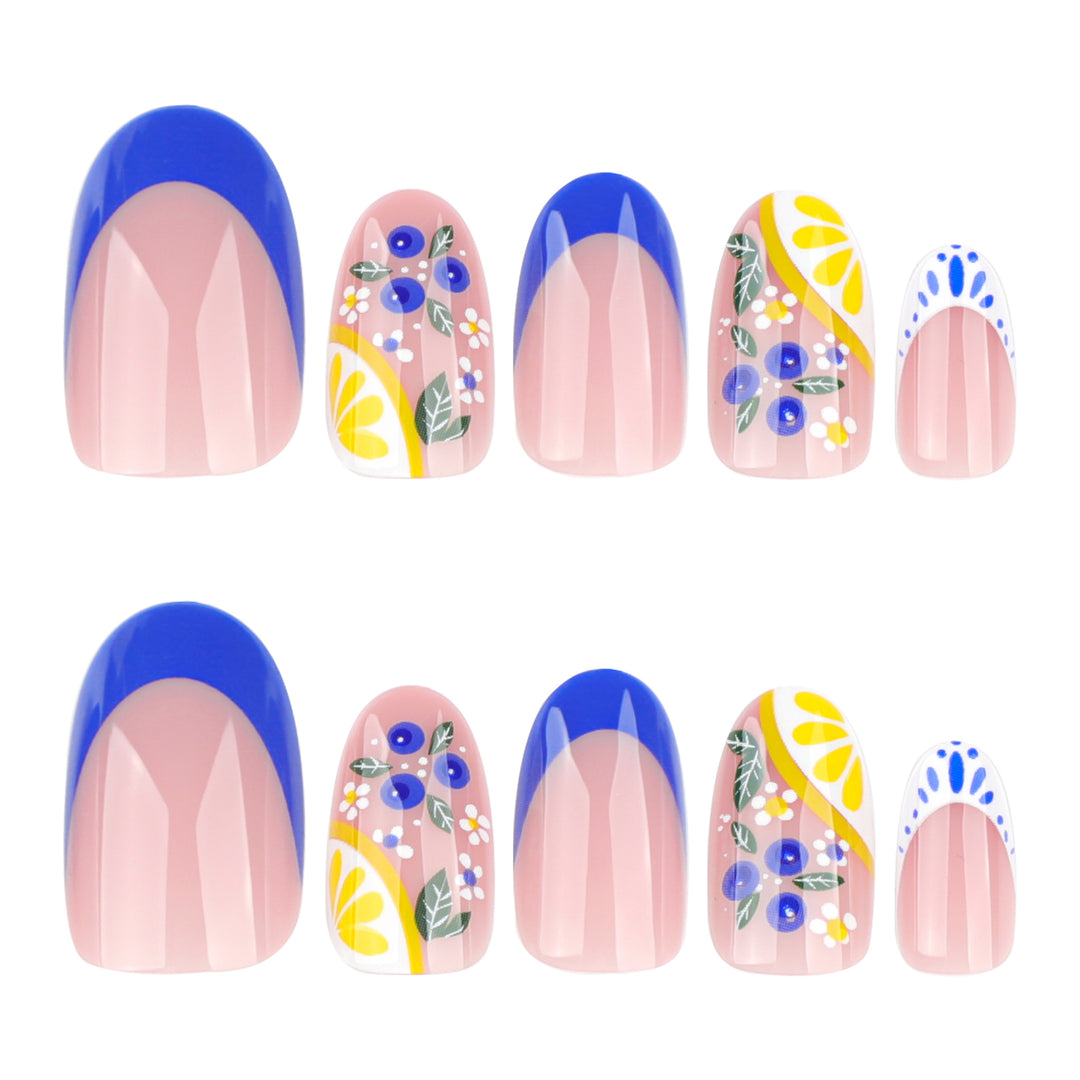 Kreative Nagelkunst mit floralem Design Karnz