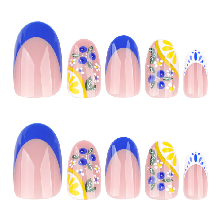 Kreative Nagelkunst mit floralem Design Karnz