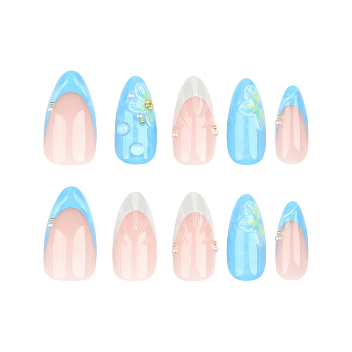 Kunstvolle Nagelkunst mit floralem Design und Glitzer Karnz