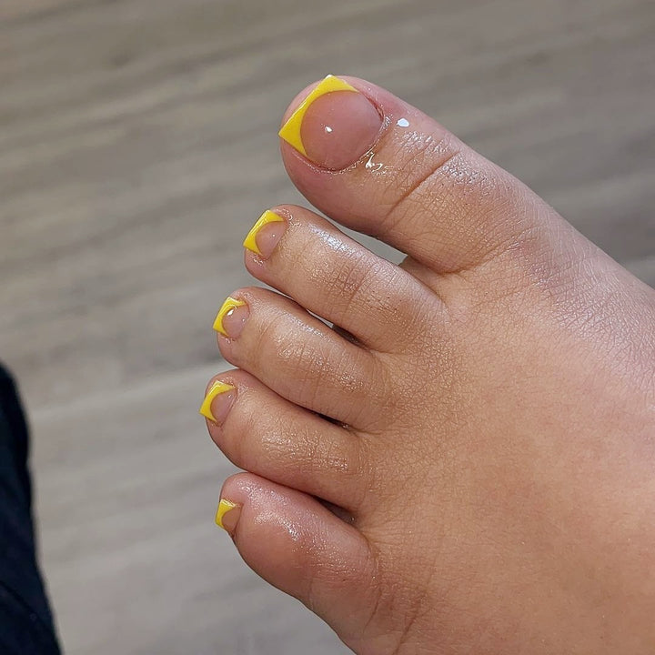 Kunstnagelset für Pediküre mit elegantem French Design und modernen Akzenten Karnz