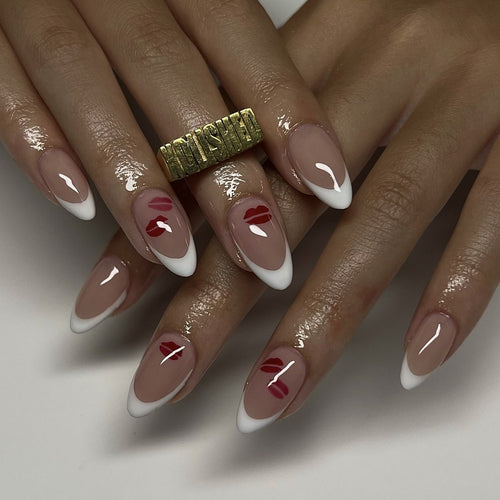 Kunstvolle Nagelverlängerungen mit glamourösem Lippen-Design Karnz